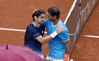 David Ferrer y Rafa Nadal se fundieron en un abrazo al final del partido