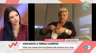 Terelu desinfecta los utensilios que comparte con su madre María Teresa Campos