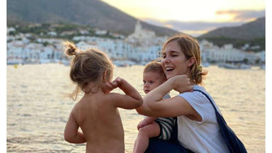 Natalia Sánchez junto a sus dos hijos