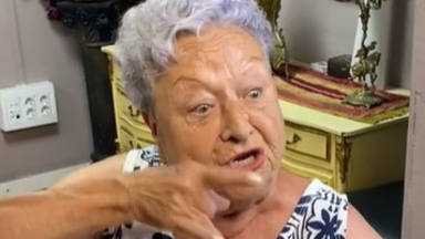 La mujer de 83 años que se ha hecho su primer tatuaje: el vídeo viral con sus impresiones