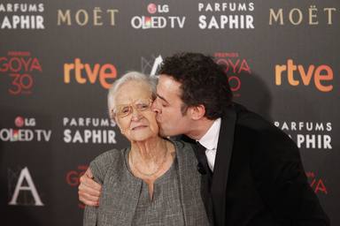 Dani Guzmán con su abuela en los Premios Goya