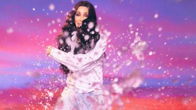 Cher estrena 'DJ Play a Christmas Song' la primera de sus canciones navideñas para su próximo álbum