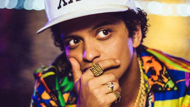 Bruno Mars celebra el décimo aniversario de "Doo-Wops & Hooligans" con una nueva versión de "Our First Time"