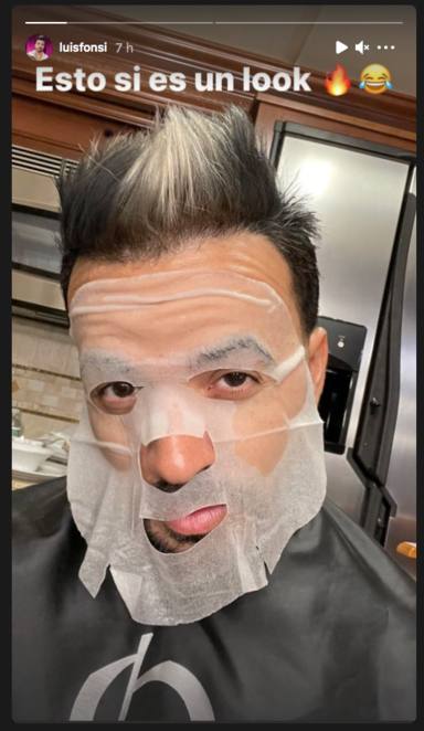 Luis Fonsi en mitad de un tratamiento facial