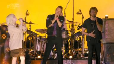 Por primera vez, Coldplay y Billie Eilish actúan juntos sobre un escenario y aquí podemos verlo
