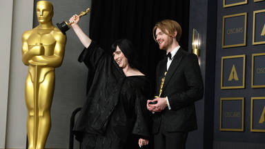 Billie Eilish y FINNEAS ganan el Oscar a mejor canción original con 'No Time To Die', su canción de película
