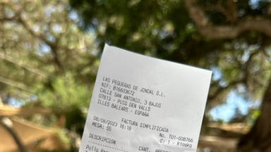 El 'ticket' viral con el precio abusivo del agua en Ibiza y las críticas al usuario por hacer ostentación