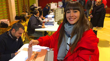 Aitana vota en las elecciones autonómicas de Cataluña en 2017