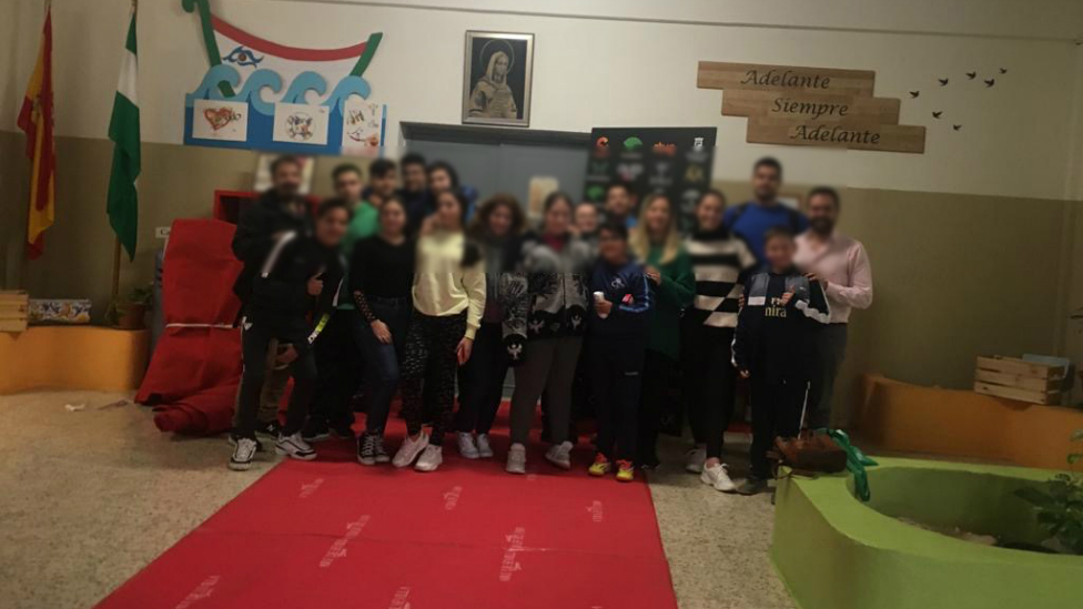 Un colegio de Málaga le da una segunda vida a la alfombra roja de los Goya para crear ilusión en sus alumnos