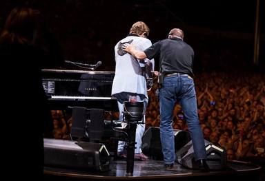 Elton John abandona llorando su concierto y podrían cancelarse las siguientes actuaciones