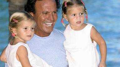 Julio Iglesias junto a sus hijas gemelas