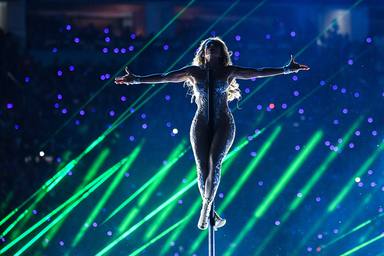 Jennifer Lopez confirma su título de diva del Bronx con 'Cambia el paso'