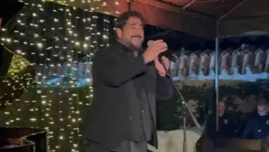 Antonio Orozco canta en la boda de la presentadora Elena Sánchez