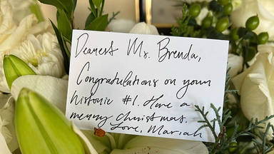 Mariah Carey felicita con flores a Brenda Lee por lograr que su canción navideña llegue a lo más alto