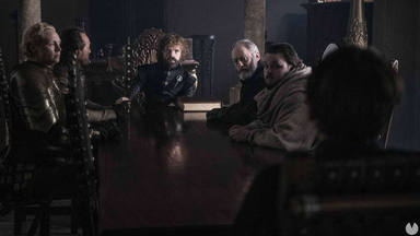 El consejo de la mano del rey, Tyrion Lannister (Peter Dinkladge). A la izquierda, Brienne de Tarth (Gwendolin