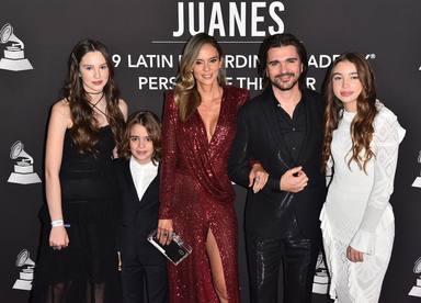 Juanes junto a su mujer y sus hijos antes de recibir el premio a Persona del Año