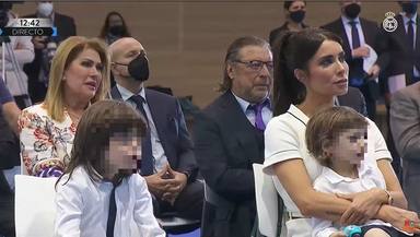 Los padres de Sergio Ramos, en segundo término, en la despedida del futbolista del Real Madrid