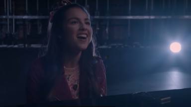 Olivia Rodrigo, al piano, conmueve con 'The Rose Song': su canción que vuelve a mirar a Disney