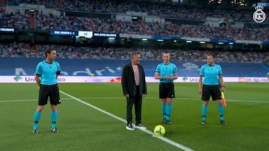 Alejandro Sanz hace el saque de honor en el Bernabéu