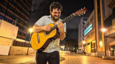 Fran Perea se hace viral al tocar en plena calle una de sus míticas canciones