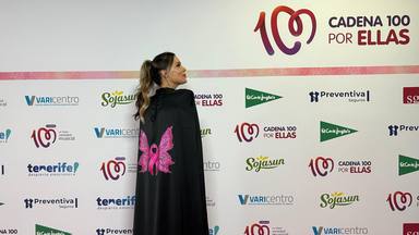 Lorena Gómez posa con su capa en homenaje a las heroínas del cáncer de mama en CADENA 100 Por Ellas