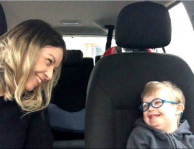  50 mamás crean un vídeo con niños con síndrome de Down