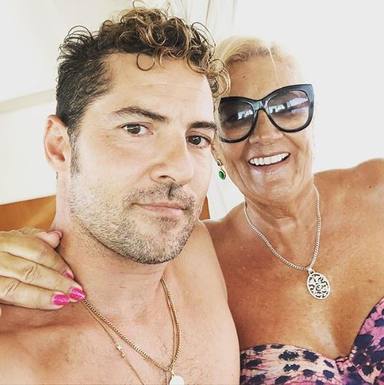 David Bisbal junto a su madre disfrutando de un día de playa