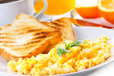 Los huevos revueltos son una muy buena opción para el desayuno