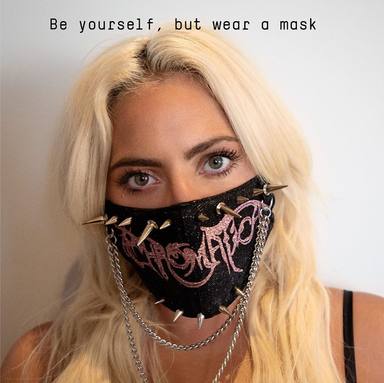Lady Gaga portando una mascara para recordar a sus fans que es lo mas importante