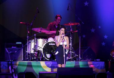 Amy Winehouse sobre el escenario en uno de sus últimos conciertos
