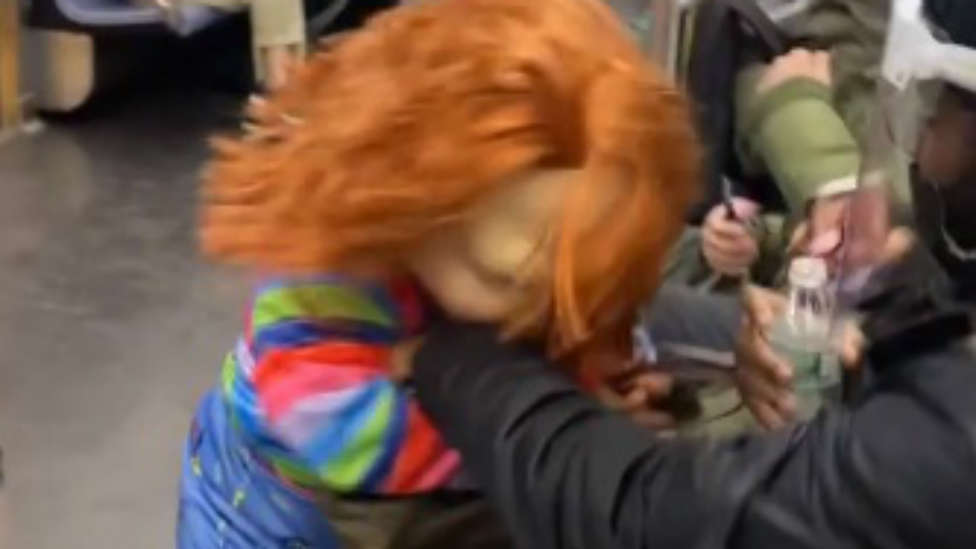 La razón por la que Chucky ha estado atacando a las personas que no llevaban mascarillas