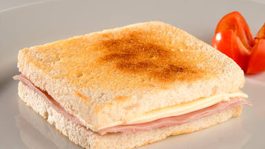 Cómo hacer más delicioso tu sándwich mixto con un ingrediente que todos tenemos en la nevera
