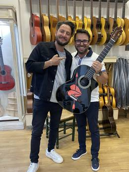 Manuel Carrasco junto a Antonio Álvarez Bernal, luthier de sus guitarras