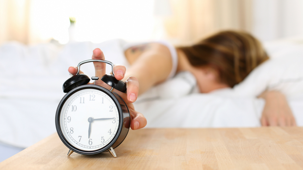 Cinco trucos para no quedarte dormido de nuevo tras sonar el despertador