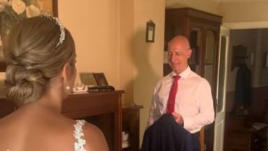 Un padre se emociona al ver a su hija vestida de novia por primera vez