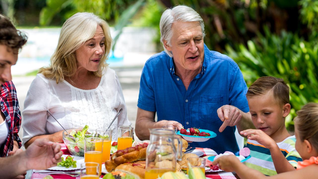 La razón por la que visitar a tus abuelos les alarga la esperanza de vida: el estudio que lo ha demostrado