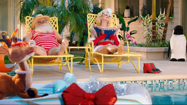 Katy Perry se lleva de vacaciones a Santa Claus en el videoclip de "Cozy Little Christmas"