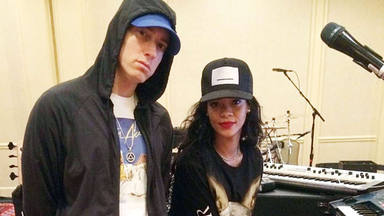 Los fans de Rihanna y Eminem aseguran de que el dúo lanzará un nuevo tema