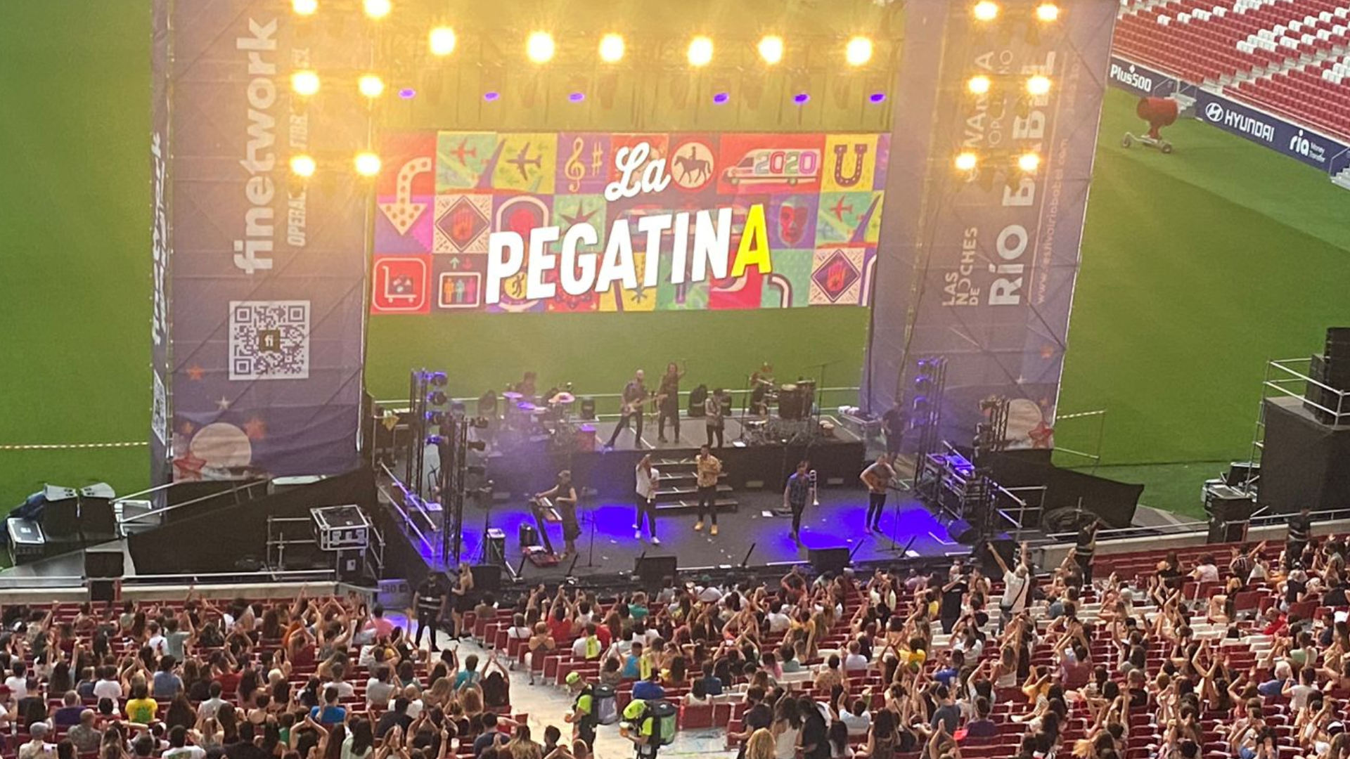 La Pegatina y Efecto Pasillo sobre el escenario del Wanda Metropolitano