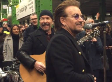 U2, cantando en el metro