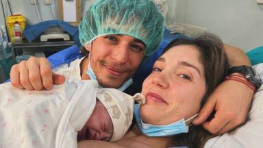 Miguel Herrán y Celia Pedraza, muy felices con su hija María