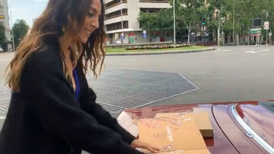 Mónica Naranjo revoluciona Madrid en descapotable grabando su nuevo videoclip