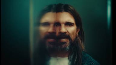 Juanes canta al amor en 'Ojalá' con una renuncia optimista sobre lo fortuito y con un pop brillante