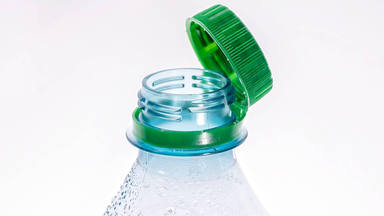 ¿Sabes por qué ahora las botellas de plástico llevan unido el tapón y no se puede separar?