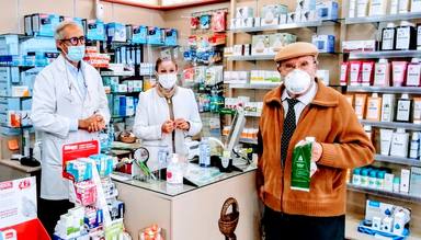 Salud recuerda a pensionistas y mayores de 65 años la importancia de recoger mascarillas en su farmacia