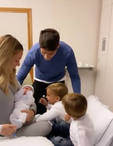 Álvaro Morata y sus hijos recibiendo al nuevo miembro
