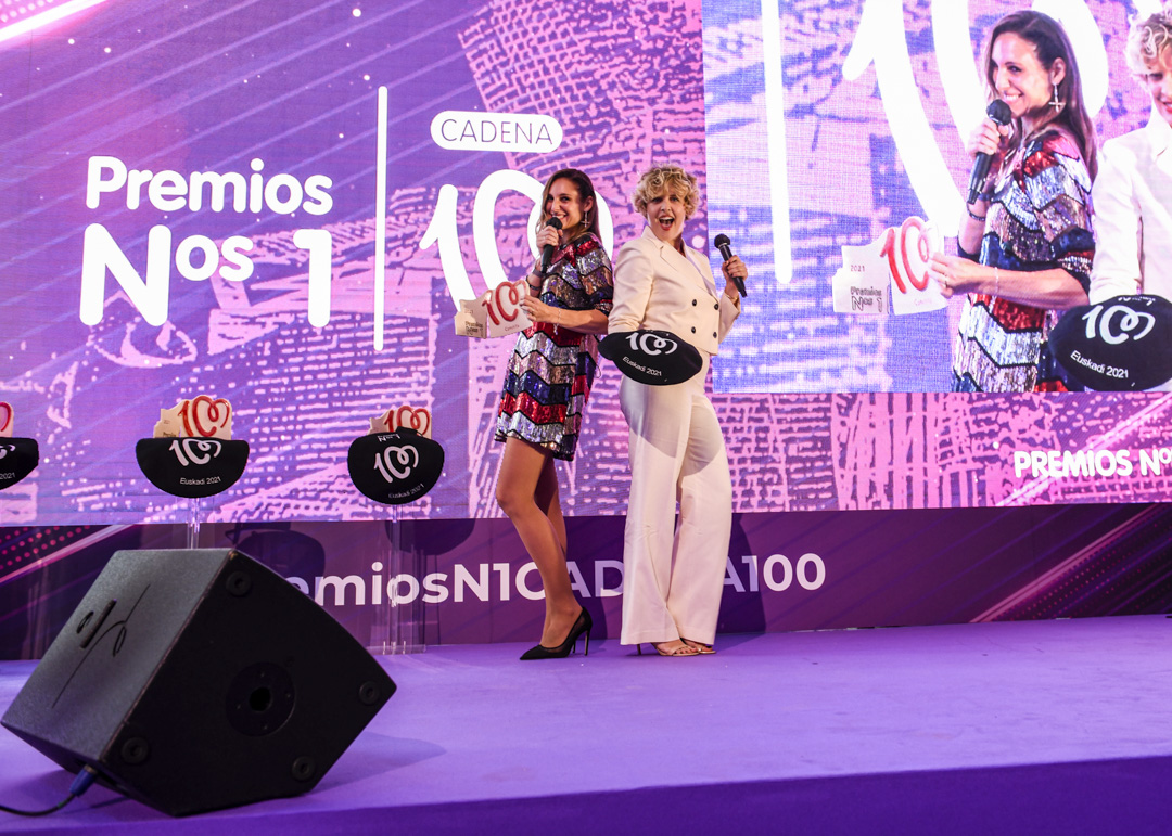 Conchita, muy emocionada, recibe el Premio Nº1 de CADENA 100 por su último trabajo y su sencillo 'El viaje'