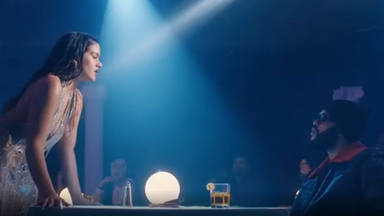 Rosalía y The Weeknd en un fotograma de su videoclip de 'La Fama'