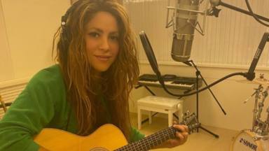 Shakira versiona 'Acróstico' con su guitarra