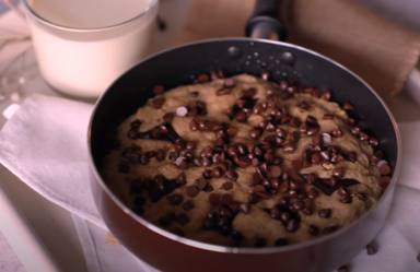 La deliciosa receta de cookies gigantes que arrasa en YouTube y se cocina en estos sencillos pasos